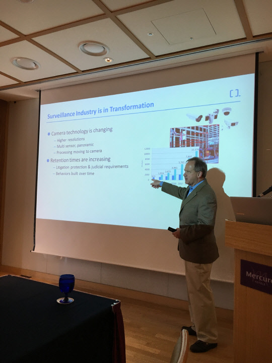 웨인 아비드슨 퀀텀 영상관제·보안솔루션 총괄 부사장이 기자간담회에서 영상보안관제 특화 스토리지 플랫폼 '스토어넥스트'를 소개하고 있다.  퀀텀코리아 제공